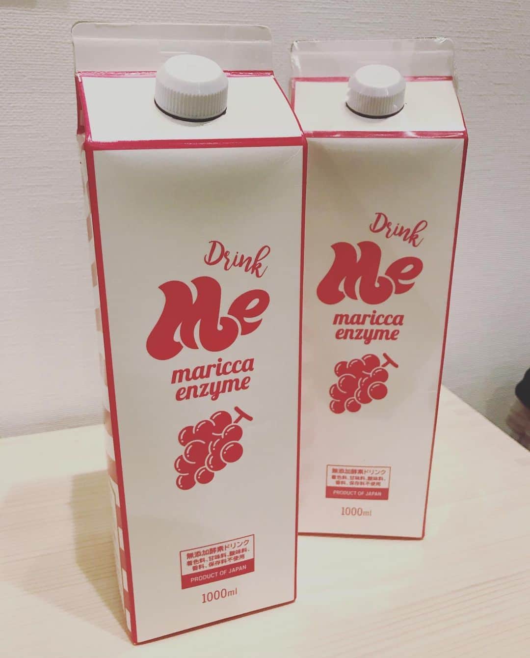 濱中鮎子のインスタグラム：「最初、業界の先輩に頂いて飲み始めた酵素ドリンク。 疲れたなぁと思う夜に飲むと翌朝すっきり... 最近、疲労に押しつぶされそうな危うい体調なのと、呪文のように言っている「コロナ対策」「免疫力アップ」のために、続けています。  何より味が美味しい...... 酵素ドリンクってこんなに美味しかったっけ？と感動します。  マリッカは、プラセンタも美味で、体調整えたいとき寝る前に飲んでます。  基本的にはサプリが嫌いなので食事で身体は整えたい。 でも少し具合いを後押ししてくれるナチュラルかつ身体に合うものがそばにあると安心です。  #mariccaenzyme  #酵素飲料ME  #PRじゃないです #体調いまいちなので #たまに健康ネタ」