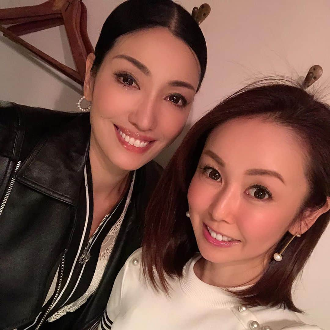 宮崎宣子さんのインスタグラム写真 - (宮崎宣子Instagram)「また、アンミカさんに会いたい🥰 自粛前だったから、 すんごいおしゃべりして、 時間も足りず、楽しかった… 何でもプラスに捉える考え方とか、 本当に尊敬するし、元気になるんです✨ 宮崎にもご縁があって、益々嬉しい✨  今はこうやって、 会いたくても、会えなくて、 はしゃぎたくても、 我慢の時期…  またハッピーな時間を過ごせる日を楽しみに今は自粛します🙏🏻 #自粛前のおもいで  #会いたい人に会えた  #非日常から日常のありがたみを感じる  #プラスのオーラで溢れてる  #アンミカさん #TikTok したよ #アルプスいちまんじゃーく  #笑 #また笑顔で会いましょう」4月10日 21時25分 - miyazaki_nobuko