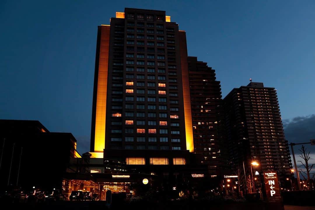 THE WESTIN TOKYO | ウェスティンホテル東京さんのインスタグラム写真 - (THE WESTIN TOKYO | ウェスティンホテル東京Instagram)「ウェスティンホテル東京は、東京に笑顔と一体感をもたらすために、Light Up For Hopeに参加しています。本日より当ホテルにて、明るく輝くスマイルのライトアップをご覧いただけます。これは、前向きな心を放ち、より豊かで充実した旅行体験が待ち受けているという希望を持たせてくれる、幸せな姿勢を表しています。当ホテルおよび従業員一同が、皆さまにとって新たに思い出に残る瞬間をお届けするために、お待ちしております。皆さまとともにこの状況を乗り越え、ここからさらに強く立ち上がれると信じております。その時が来るまで、どうか安全に、そして健康にお過ごしください。  ウェスティンホテル東京チーム一同 #LightforHope  The Westin Tokyo is proud to Light Up For Hope in effort to bring a smile and a feeling of togetherness in the city of Tokyo. From today onwards watch our hotel light up with a smiling face, a happy demeanor that radiates positivity and instills hope that richer, more fulfilling travel experiences are awaiting, and our hotel and associates will be here waiting to create new memorable moments for each of you. We are hopeful that we will come out of this together and stronger. Till then stay safe and stay healthy. ☺from the team at The Westin Tokyo #LightforHope」4月10日 21時27分 - westintokyo