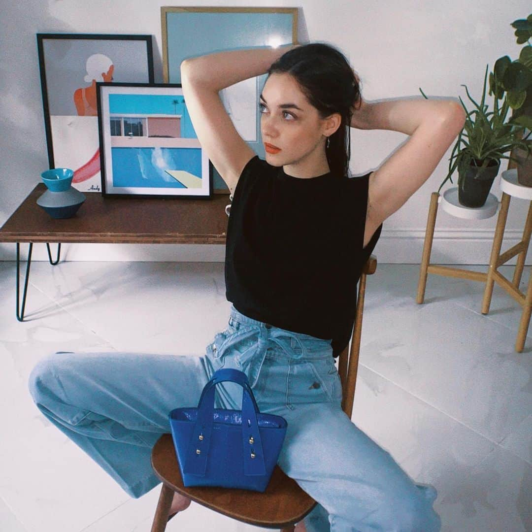 Elizabeth Jane Bishopのインスタグラム：「Playing dress up inside with the new @frame pop art bag 💙 Can’t wait until I can finally wear it outside 🌿#ad」