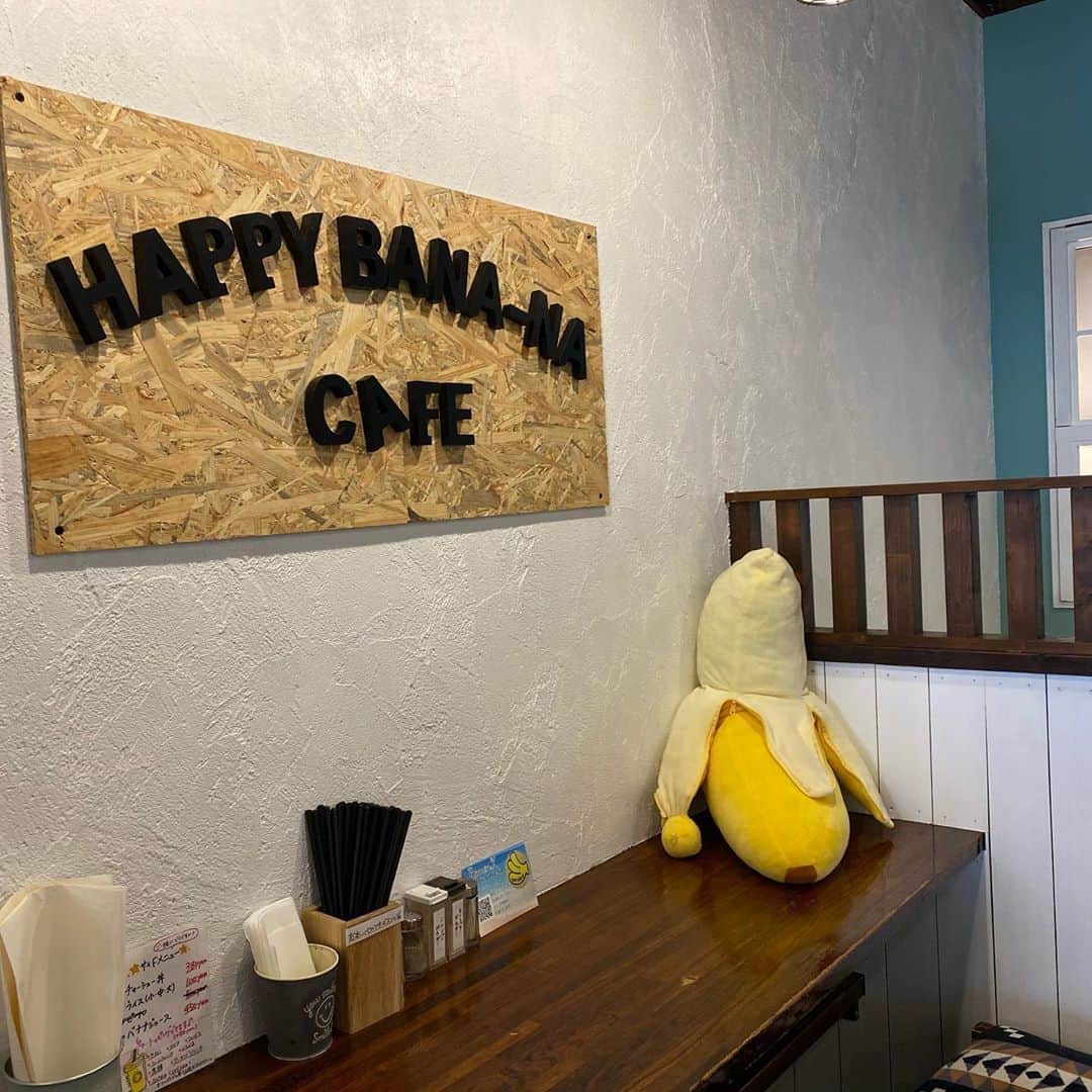 佐藤彩さんのインスタグラム写真 - (佐藤彩Instagram)「今日の彩の街角ネクストフォーカスでは、バナナジュースをご紹介しました🍌  バナナジュース専門店が札幌にもあったとは😳 しかも、なんと！ ラーメン屋さんと一緒になっているハイブリッドなお店だったー！！ . . 今回のバナナジュースは、仲良しの2年目ディレクターちゃんから若者の間で流行っていると教えてもらったわけですが… 若い子と話しているといろんな発見があって日々面白い！  私はわりと流行の最先端を追い求めるタイプではなかったので、こういう行動ができているのも、なんだか楽しいです😊  しゅんとしないで、今できる日々の生活の中から楽しみを見つける… 最近の私は、いろんな意味で前にも増してパワフルになっているかもしれません！笑 . . 来週は何を紹介しようかなぁ… お散歩が趣味みたいになってきた今日この頃なので。笑 街中を歩いていたら、こんなもの見つけたよーという話もそのうちできたらと思っています。 ぜひお付き合いくださいね✨  #バナナジュース  #ネクストタピオカ？！ #バナナの美味しさそのまま堪能 #タピオカトッピング #ハッピーバナナ　#ラーメンK #HBCラジオ　#朝刊さくらい #彩の街角ネクストフォーカス  #HBC #アナウンサー #佐藤彩」4月10日 21時35分 - hbc_ayasato