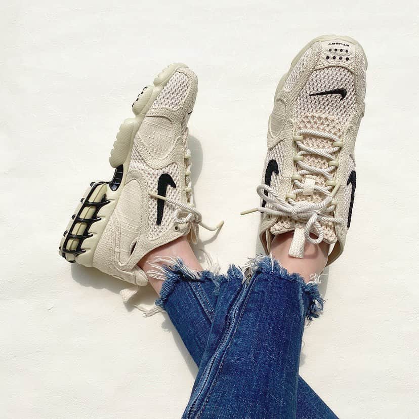 のインスタグラム：「・ このスニーカーについてよく質問頂きますが☝️ ・ 2週間前くらいにstussyのオンラインで抽選申し込みがあって、その時に応募して当選したので買いました☺️🌸 ・ stussyのオンラインでの販売がサイズが1番小さくて24.5cmだったので、普段23cmを履いてる私にはかなり大きくて😂 ・ それでも絶対履きたかったので中敷きとか入れて調整して履いてます👟💫 ・ サイズ感について質問頂いてたのに参考にならなくてすみません😭 ・ #stussy #nike #stussynike #airzoomspiridoncage2  #sneaker」