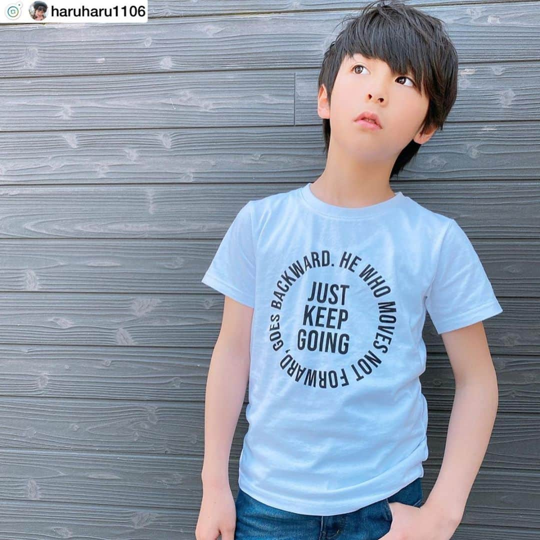 GLAZOSさんのインスタグラム写真 - (GLAZOSInstagram)「#repost . @haruharu1106 様 ありがとうございます😆✨. . 👕こちらブルーのお色150,160size在庫がございます✩⃛ . . @glazos_official  さん春の新作🌸 . . ⭐︎トップス⭐︎ . 天笠・サークルロゴ半袖Tシャツ 〔2色展開〕 . 商品コード　3701230 . 価格　￥1760（税込） . 2色展開でharuはシロを着用 ブルーも載せてるのでチェックしてみてね😊 シンプルなデザインだけどさりげない前ロゴがポイント💕 . . ⭐︎ブルゾン⭐︎ . ポンチ・バックプリントジップアップブルゾン〔2色展開〕 . 商品コード　3701246 . 価格　¥2079（税込） . このブルゾン💕丁度いい生地の厚さで春から夏にかけて活躍するの間違いなし☝️そして今ならSALEになってこのお値段になってますよー😍 haruはチャコール着用してますグレーも載せてるのでチェックしてね☝️ . haruの身長138cm 体重31kg 着用サイズ　140cm . サイズは130cmから170cmまでありますよー📣 . . . . #glazos#glazosコーデ#春#春の新作#トップス#半袖#綿#着心地#抜群#ロゴt #シルエット#オシャレ#男子#ワンポイント#格好いい#ブルゾン#夏#みんな#大好き#sale#アンバサダー#新小学5年生#親バカ部女の子ママ」4月10日 21時48分 - glazos_official