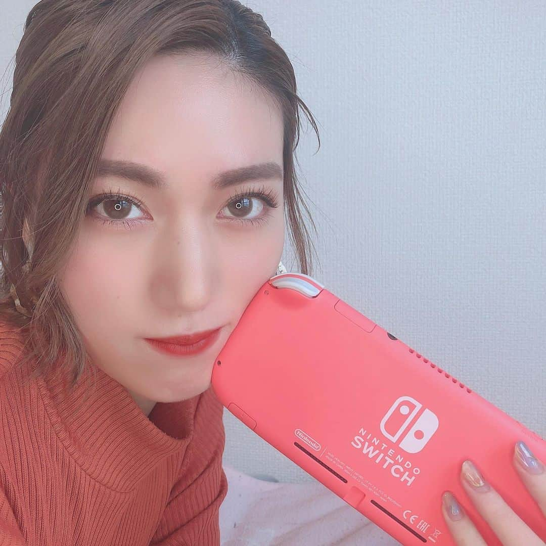 岩下真奈さんのインスタグラム写真 - (岩下真奈Instagram)「2020.04.10 #selfie 🕊 * 最近はずっとお家でゲームしてる🌳 . . . #tokyo #model #fashion #makeup #portrait #stayhome  #自撮り #switch #switchlite #コーラルピンク #メイク #おうち時間 #どうぶつの森 #あつ森 #自撮り界隈 #自撮り界隈の人と繋がりたい #ハーフアップ #三白眼 #ボブ #ショートヘア #サロンモデル #おしゃれさんと繋がりたい #ファッション #セットアップ #ポートレート #撮影依頼募集中 #被写体 #ダブルタップしてください #いいね返し」4月10日 21時50分 - mana_mdleam