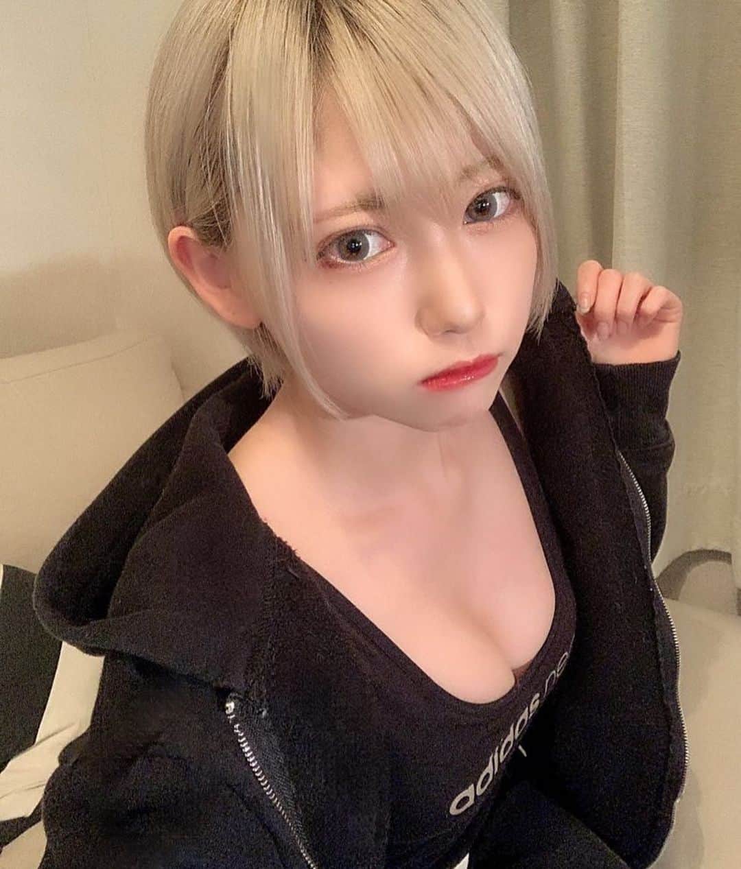 篠崎こころのインスタグラム：「ショートカットの日 だそうです🥀」