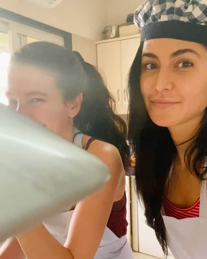 カトリーナ・カイフのインスタグラム：「We’re not sure what it is either .... we ll let u know when we do 🤔🍴🥣 #happyworldsiblingday @isakaif」