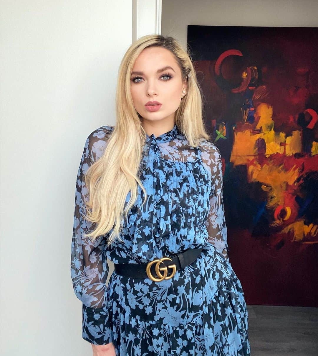 のインスタグラム：「My quarantine hobbies include: listening to 90s rap classics, walking around the apartment trying to find the good lighting 🤔... baking and naps 😴. ⠀ - Dress: @reserved Belt: @gucci Earrings: @dior tribales (my favourite) Good lighting: in the guest room. ⠀ - ⠀ ⠀ #mypaleskinblog #stayhome #stayhomesavelives #ootd #wlyg #reservedforme #gucci」