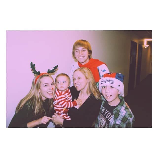 ブリジット・メンドラーのインスタグラム：「Alright I know I’m a little late on this but happy 10 years of Good Luck Charlie!!! These pics are from the first year of filming, we had such an epic holiday party.  I love you all so much and I am so grateful to know you and call you family 💜💜💜」