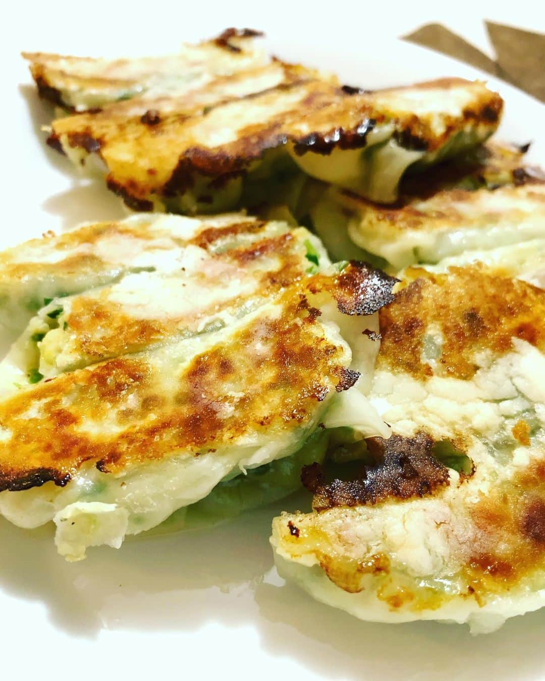 鶴久政治のインスタグラム：「餃子を作ってみました、ニンニクと生姜、ニラはたっぷり入っとります。 免疫力アップ」