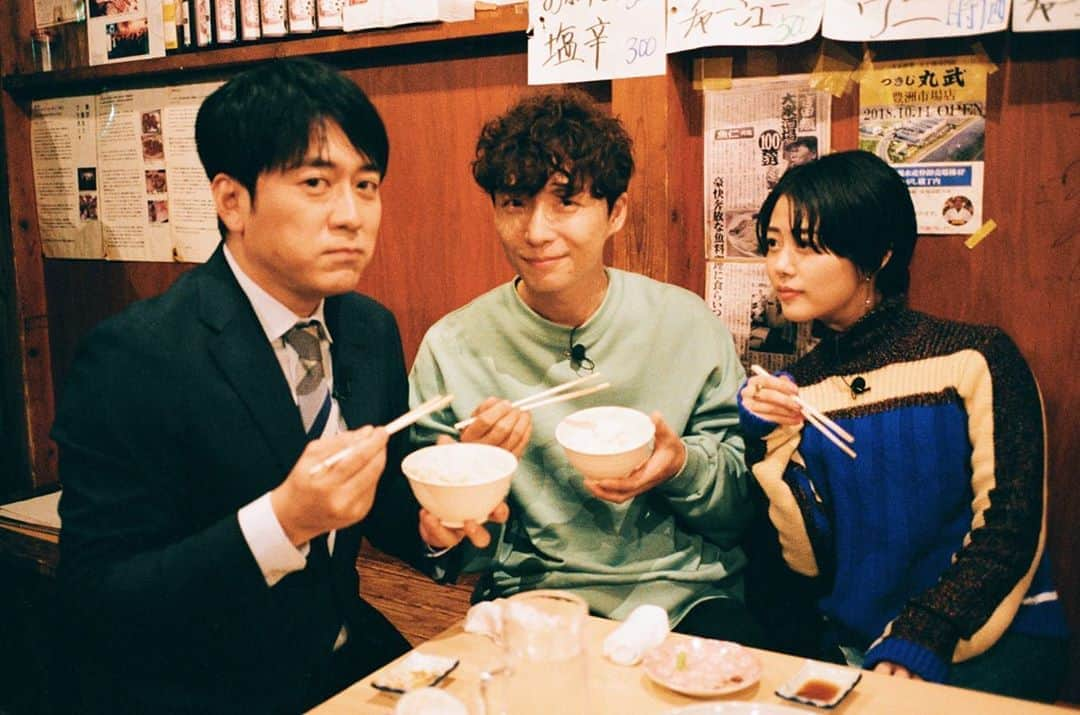 星野源さんのインスタグラム写真 - (星野源Instagram)「ぴったんこカンカンを観てくれた皆さんありがとう。ロケ中、写真を撮るのをすっかり忘れてて、ロケが終わって剛くんが帰った後もうまいうまいと言いながらしつこくご飯を食べ続けていた3人で撮りました。笑  #MIU404 #ぴったんこカンカン #安住紳一郎 #高畑充希 #星野源」4月10日 22時06分 - iamgenhoshino