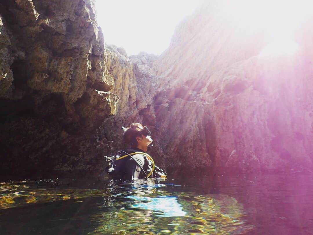 大倉士門さんのインスタグラム写真 - (大倉士門Instagram)「少し前に宮古島でダイビングをした時の写真。海の中の洞窟を抜けた途端、差し込む光がすごく心地よかった🤿🏝」4月10日 22時07分 - shimonsmile
