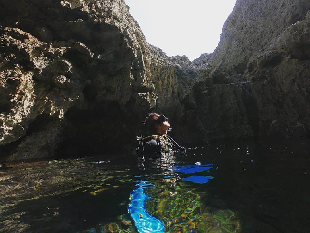 大倉士門さんのインスタグラム写真 - (大倉士門Instagram)「少し前に宮古島でダイビングをした時の写真。海の中の洞窟を抜けた途端、差し込む光がすごく心地よかった🤿🏝」4月10日 22時07分 - shimonsmile