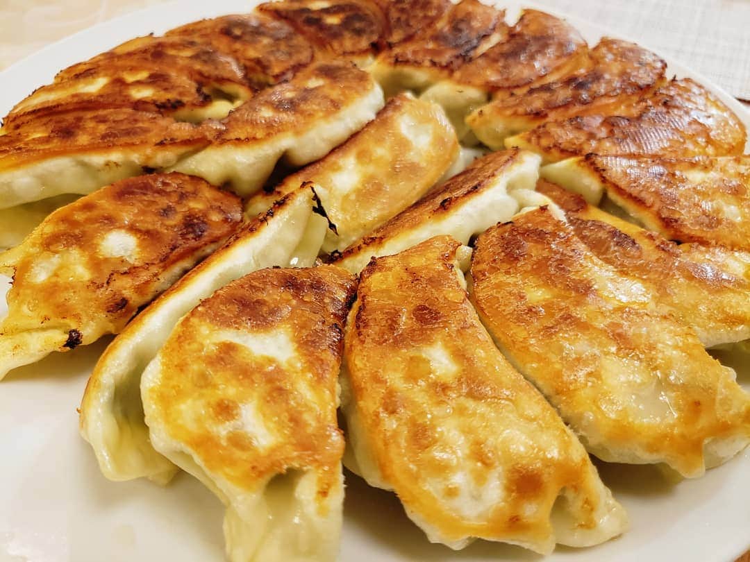 葉山いくみのインスタグラム：「今日の晩ごはんは餃子にしました🥟 初めて作ったときよりは早く作れるようになった！  #おうちごはん」