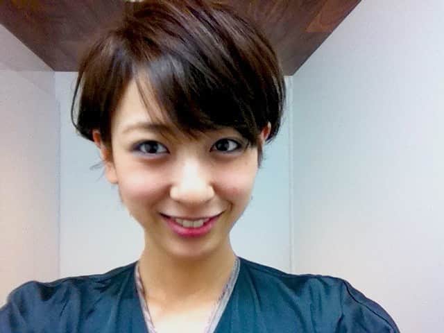 のインスタグラム：「ショートカットの日なんだって。 8年前…😂 #shorthair #hairdo #salon #beauty #8yearsago #2012 #menslike #memory #love #life」