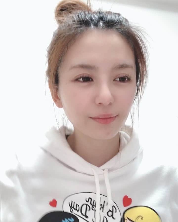 栗林里莉のインスタグラム：「「うちで踊ろう」を歌ってみたよ☺️ 生きてまた会おうね！  We cross paths every once in a while. If we close the door and tomorrow comes. Let's have fun together. Let's dance on our own And just let our heartbeats loose as is  Let's live and dance. We'll cross paths in our own spaces Let's sing on the inside. On the flip side of our sorrows. Let's link hans through all the song we sing. Let's live and see euch other again. I get the feeling we'll cross paths in our own speaces. _ #うちで踊ろう  #星野源  #genhoshino  #DancingOnTheInside  #ユニゾン #栗林里莉 #ririkuribayashi #japanese #お家じかん #stayhome #nomakeup」