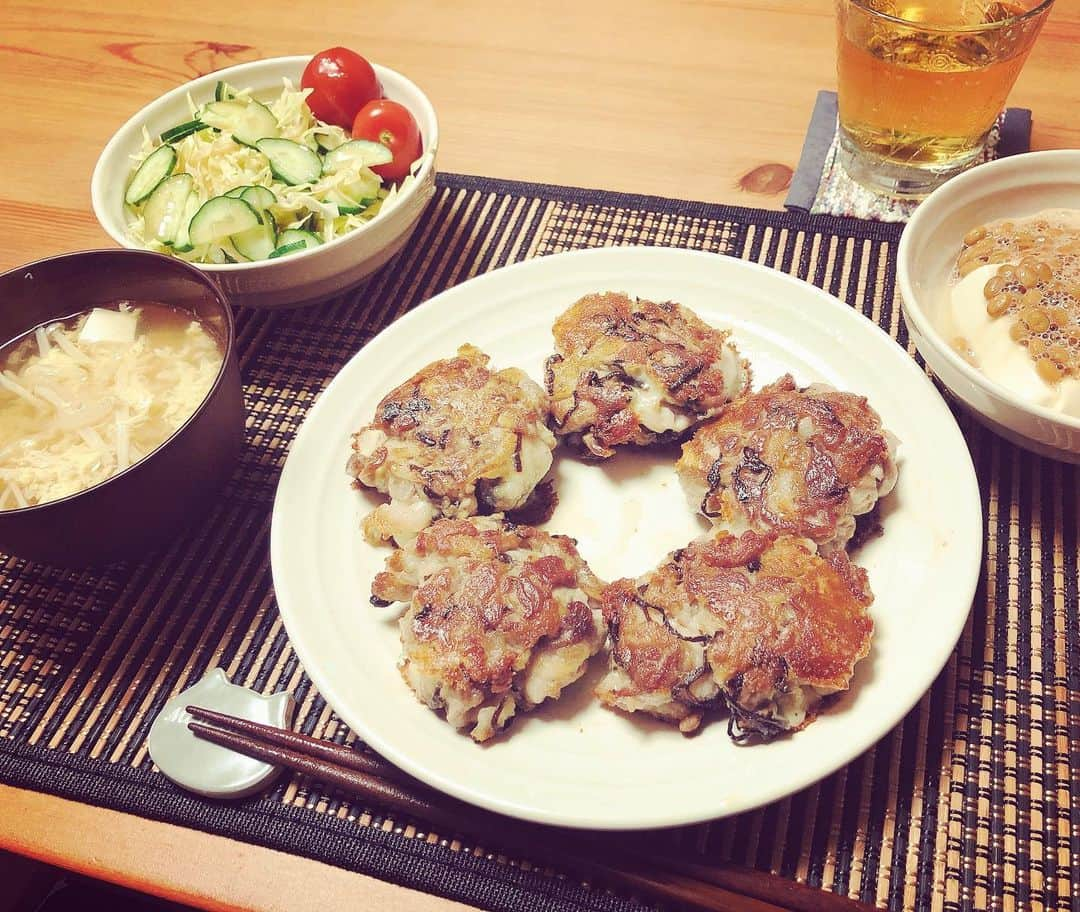 木原梢のインスタグラム：「今日はインスタで見たおかずを作ってみた🐖 一昨日買ってあったお肉がちょっと違うやつだったけど、大丈夫だったと思う😏 『豚こまの塩昆布チーズ焼き』って文字だけで美味しそうでご飯いけるやん。笑  チーズのおかげで外カリってなって美味しかった♡ 食べたのは2コだよ。笑  さぁ、引越し準備しよーか‼︎ あ、鴨川市内での引越しです。しかも超〜近所のアパート。笑  #豚こまの塩昆布チーズ焼き #自炊 #美味しかった #外カリ中トロ #もう1品欲しい #そこは伸び代 #引越し #あと9日 #インスタ投稿してる場合か #はい、今からやります」