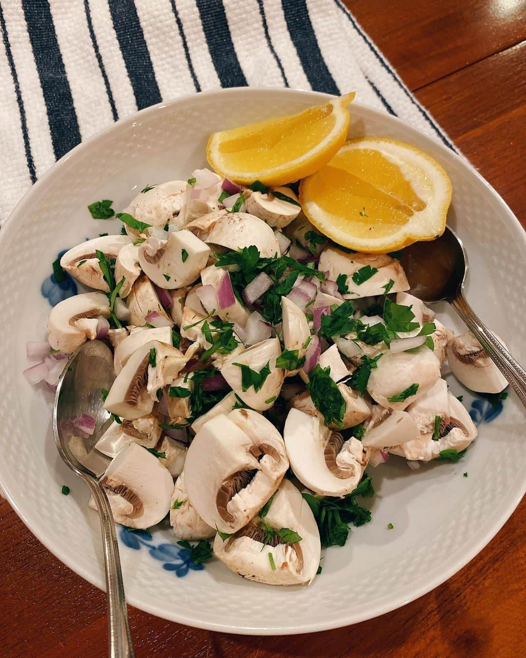 早見優さんのインスタグラム写真 - (早見優Instagram)「Just can’t get enough of this mushroom salad!  Super simple but so tasty! #mushroomsalad #白マッシュルーム #やみつき」4月10日 22時24分 - yuyuhayami