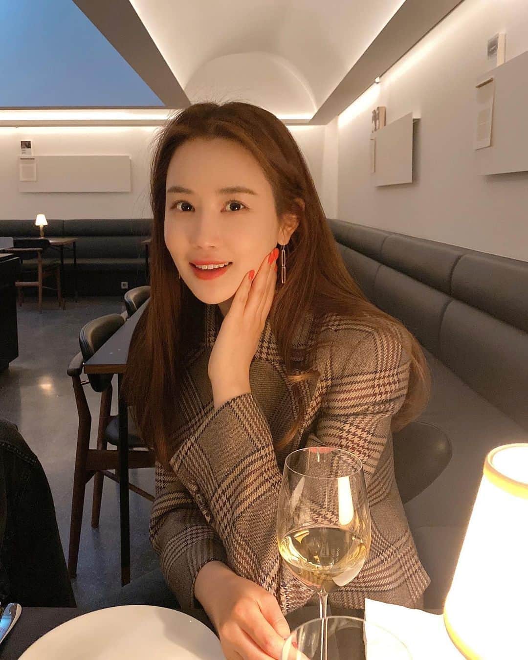 イ・ダヘのインスタグラム：「이 얼마만에 외식이란 말인가...근데 여기 심각하게 맛있다는!! 와인리스트도 구우우웃 #2x2 #투바이투」