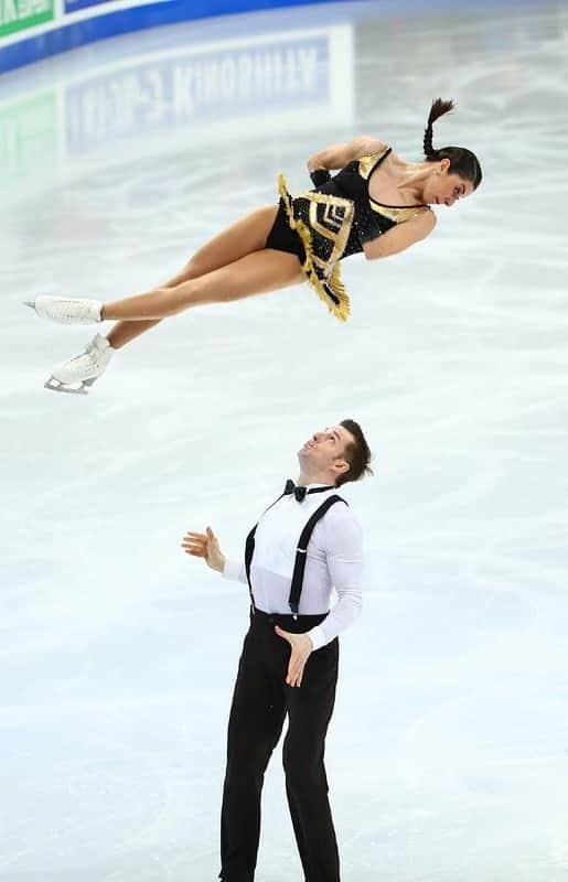 ヴァレンティーナ・マルケイのインスタグラム：「Marzo 2017, ultima gara della stagione, i Campionati Mondiali ad Helsinki e l’unica possibilità di qualificare la nazione per i Giochi Olimpici di Pyeongchang.  La stagione era andata bene, la nostra forma fisica ottimale.  Eravamo pronti per andarci a prendere quel pass Olimpico, ma... Tre settimane prima della partenza c’è stato un incidente di percorso. Un taglio sulla mano di Ondrej, qualche punto e una stecca su un dito. Poteva andare peggio, ma comunque non benissimo quando pattini tenendoti per mano e dovendo lanciare, riprendere e sollevare la tua partner. Che male, povero Ondrej! Due erano le possibilità: mollare il colpo e arrendersi (non avremmo potuto allenare la maggior parte degli elementi che avremmo dovuto eseguire in gara) oppure reagire trovando una soluzione al problema. Abbiamo scelto la seconda, allenando gli elementi “immaginandoli”, ripetendoli nella nostra testa, allenando il ritmo del nostro corpo con le sensazioni che i nostri muscoli ormai avevano acquisito ( per fortuna eravamo a fine stagione quindi tutti gli elementi erano consolidati e tecnicamente assimilati). L’allenamento mentale è stato fondamentale grazie all’esperienza di Flavio Saturno che ci ha aiutato a gestire le emozioni a concentraci sull’obiettivo e a reagire di fronte ad una reale difficoltà. Ci ha insegnato ad essere resilienti ovvero ci ha insegnato cosa voglia dire adattarsi ad una situazione di cambiamento, a qualcosa che era fuori dalla nostra comfort zone. Perché di fronte ad una situazione fuori dal nostro controllo (un infortunio alla mano) potevamo solo controllare (scusate la ripetizione) come reagire. Siamo partiti per Helsinki e... il resto è storia. Grazie Flavio💪🏻♥️ @_effesse  Music @pmjofficial 🤩」