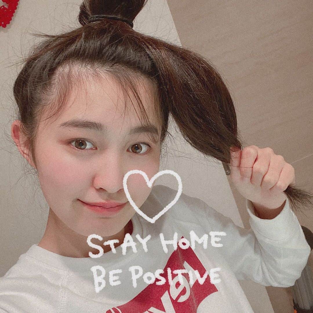 堀口日萌のインスタグラム：「こんな時こそ楽しいこと見つけよう👍🏻 髪括って踊ったら下手でも楽しいからみんなおどろ🕺✨ 体動かそうね🦖 私ははサビで終わるスタイルを貫いてます。 （動画のやつ無音で踊って後で音つけたの秘密）  #ひめ #踊る #おうち時間  #stayhome」