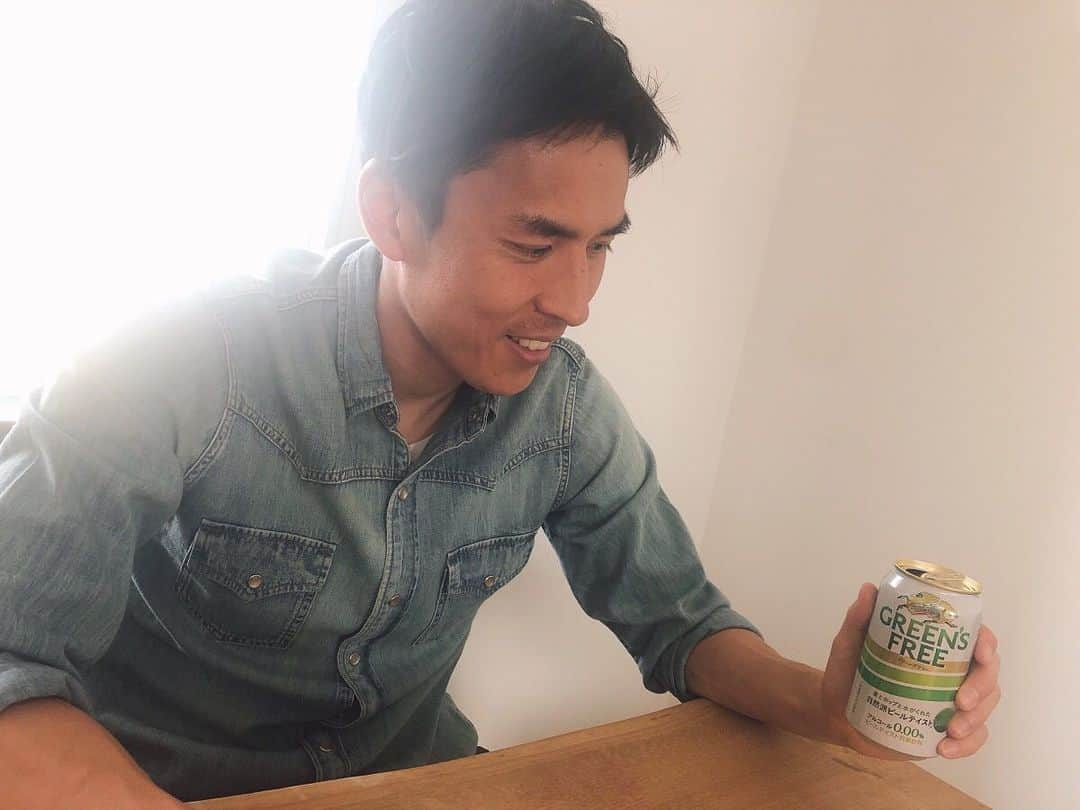 長谷部誠のインスタグラム：「*** キリンさんがドイツまで送って下さいました。 新発売・キリンのグリーンズフリーです。 最近は自宅にいる時間が殆どなのでこれを飲んでリフレッシュしています。 皆さんもいまは大変な状況かと思いますが、うまくリフレッシュして下さいね😌 #キリン  #グリーンズフリー  #kirin  #greensfree  #alkoholfrei  #froheostern」