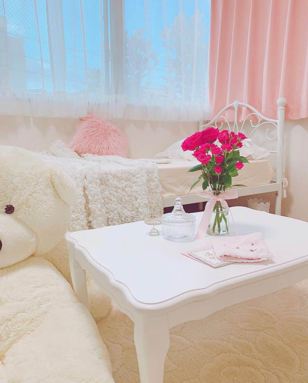 MAISON ABLE CLUBさんのインスタグラム写真 - (MAISON ABLE CLUBInstagram)「. お部屋を彩る🌹 . . Special Thanks❤︎ @na_neko7 . . . #メゾンと私  #maison_interior . . #メゾンエイブル #maisonable #ひとりぐらし #ひとり暮らし #一人暮らし #一人暮らしインテリア #一人暮らし女子 #一人暮らし部屋 #模様替え大好き #お部屋づくり #プリンセスルーム #姫部屋 #かわいい部屋 #ホワイトインテリア好き #ピンクすき #お部屋改造 #モテ部屋 #ぬいぐるみだいすき #お部屋 #お部屋公開 #マイルーム #myroom #ピンクの部屋 #女子力向上中 #お花のあるくらし #姫系インテリア #インテリア好きな人と繋がりたい #素敵女子と繋がりたい」4月10日 22時59分 - maisonableofficial