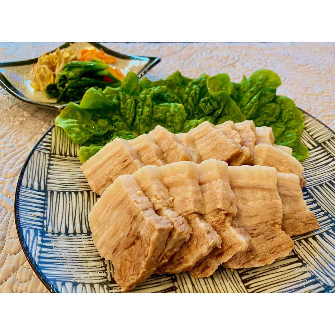中田奈沙さんのインスタグラム写真 - (中田奈沙Instagram)「#stayhome Korean Dinner🍴 無性にポッサムが食べたくて、豚バラブロック買って作ってみた🐷✨ 時間がある時に次は角煮も仕込みたい。  #奈沙ごはん #おうち時間 #コロナに負けるな  #dinner #koreanfood #foodie foodpic #foodporn #instafood #foodstagram #foodgasm #pork #porkbelly #cooking #covi̇d19 #coronavairus #gourmet #韓国料理 #おうちごはん #ポッサム #豚バラ #豚肉 #ナムル #茹で豚 #夜ご飯 #手作り #料理 #手料理 #コロナ #コロナウイルス」4月10日 23時09分 - nasa_nakada