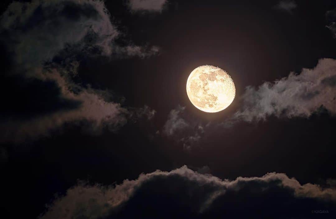 KAGAYAさんのインスタグラム写真 - (KAGAYAInstagram)「群雲に黄金の月。 （先ほど、東京にて撮影） #moon」4月10日 23時02分 - kagaya11949