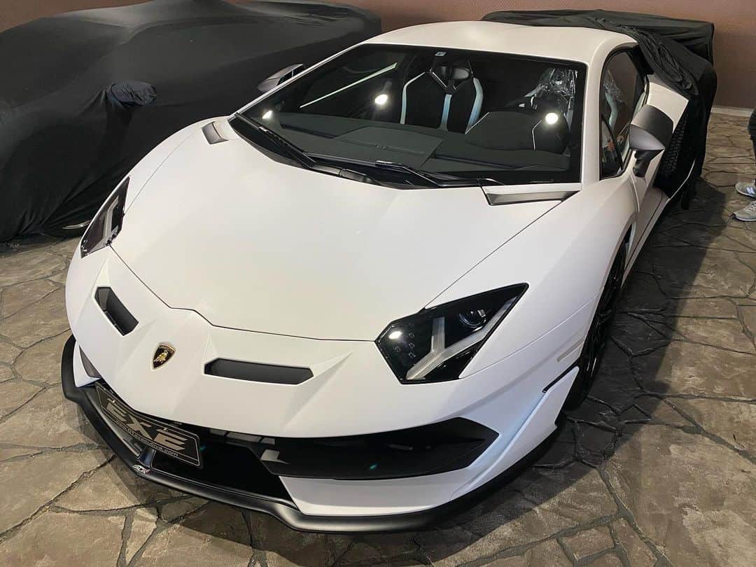 のインスタグラム：「メガキングドットコム中本です🤗 岐阜のスーパーカー🏎✨ EXEさんへお邪魔しました👍 トラック🚚パンパン‼️ 田島社長　赤塚さん　新田店長　お時間頂き有難う御座いました🙇‼️ 次回はメガキングBOSSとお伺いさせて頂きます‼️ 宜しくお願い致します‼️ #EXE #エグゼクティブ #svjlp770  #mansory #lamborghini  #ferrari  #rollsroyce  #伝説の煮込みカレーうどん #megaking  #kig  #autoparts  #メガキング  #メガキングドットコム  #中古パーツ #中古パーツ買取り  #出張買取り #大阪 #箕面 #九州 #西日本 #パーツの王様 #メガゴリくん  #rohan_izawa_net #GSR」