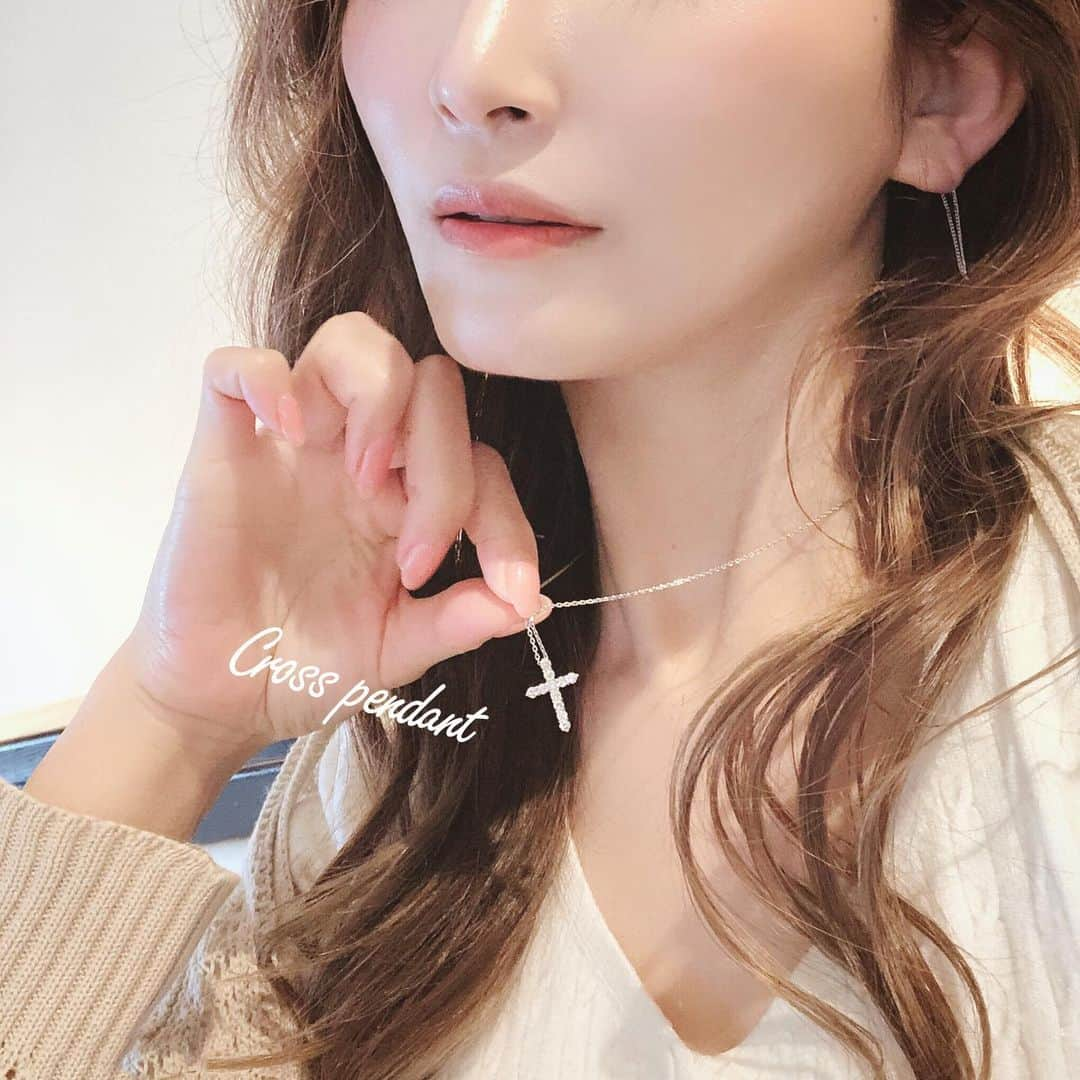 鈴木絢子さんのインスタグラム写真 - (鈴木絢子Instagram)「・ ・ 【ツノジュエリーの天然ダイヤ】 #4月の誕生石 #ダイヤモンド 💎✨ ・ 最高品質のダイヤをふんだんに使用した#クロスネックレス が、男女問わず人気です🤗✨ ・ ファッションとしてもちろんですが、ずっと身につけていられる#お守りジュエリー としても。。🤲 ダイヤのキラキラ感は、見ているだけで幸せな気持ちにさせてくれます💎 ・ ちなみにダイヤの#石言葉 は#永遠の絆 🤝 人との接触は減っても、繋がりは大切にしたいと思う今日この頃。 ・ ジュエリーを大切な人に贈って、笑顔になって貰えたら嬉しいですね🤗 ・ ・ Tokyo Diamond Tsuno Jewely ✨ #楽天1位 #ツノジュエリー 🦌 ・ 👑#クロスネックレス https://item.rakuten.co.jp/tsunotokyo/tsunon0004/ ・ ・ 💄#本日のリップ #ニベアリッチケアカラー  グロッシーベージュ です💋✨ 肌にもなじむ#ニュアンスカラー がお気に入り🤗 ・ ・ ・ #リーズナブルで高品質 #ジュエリーデザイナー #ツノジュエリー #ジュエリーコーディネーター #美容家 #美肌ジュエリー #開運ジュエリー #春のジュエリー #プラチナ #ダイヤモンド #幸せを運ぶ鹿のツノ #大人ジュエリー #セクシージュエリー #ユニセックス #楽天ツノジュエリー #リップマニア #tsunojewelry #diamond #cross #💎 #💋」4月10日 23時18分 - ayako_suzuki810