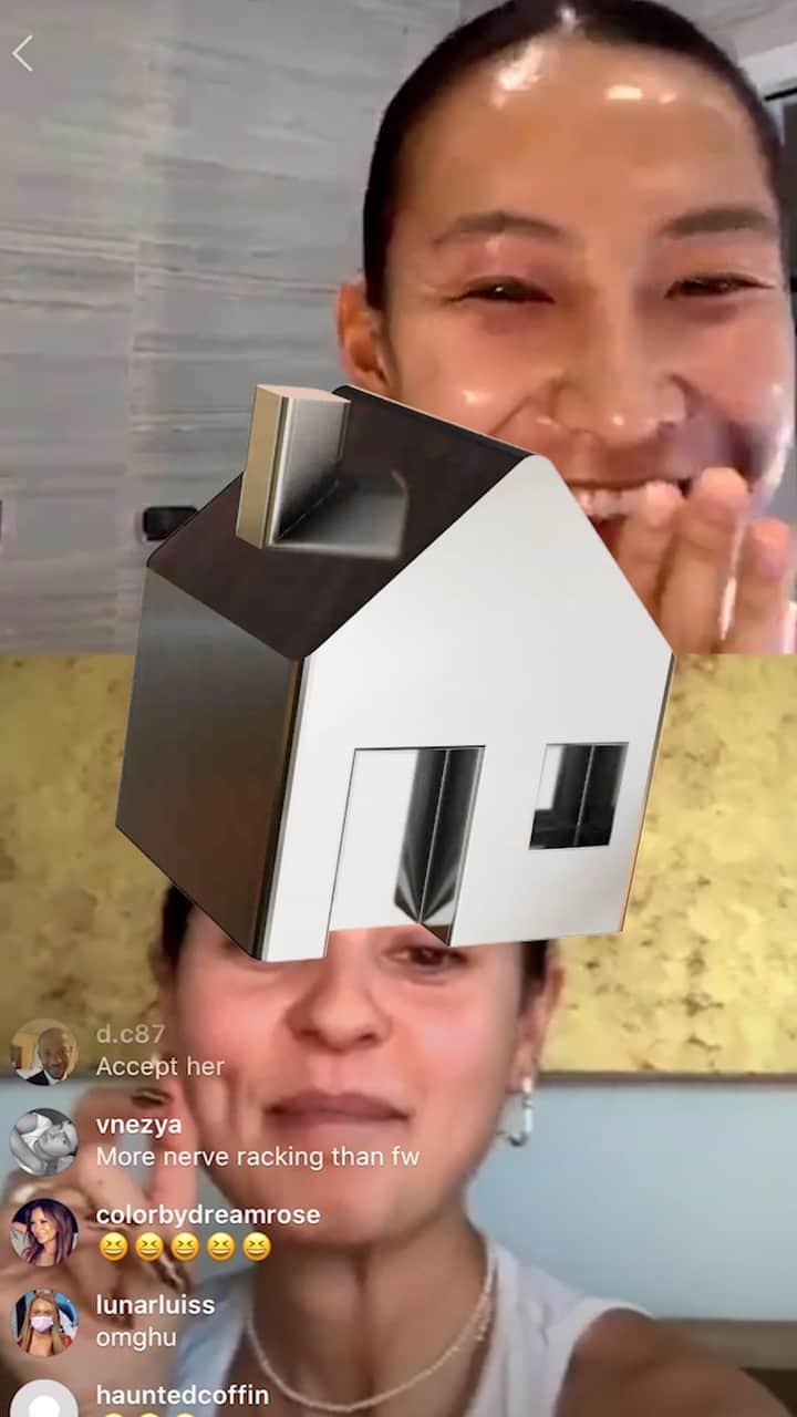 アレキサンダー・ワンのインスタグラム：「Last weekend on Staying In With Alex: @alexademie showed us how to give ourselves an at-home glow up, and shared some of her fairy card wisdom. Stay tuned for our next guest. Thanks for Staying In!  #StayingInWithAlex #StayHome #WangFromHome」