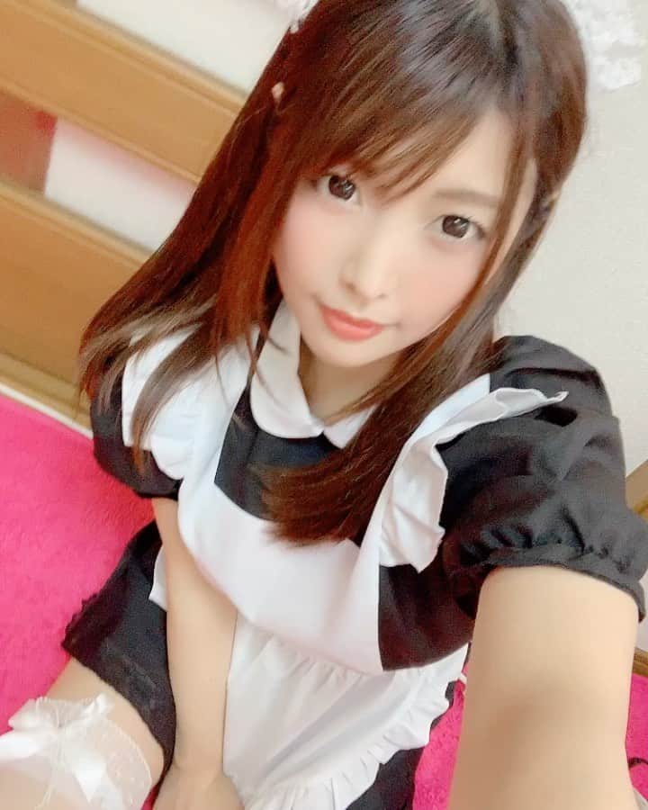 新村あかりのインスタグラム：「チラッとね。元気よ届け〜🙏✨ もっとみたい人は作品見てください！（先手）  #メイド #メイド服」