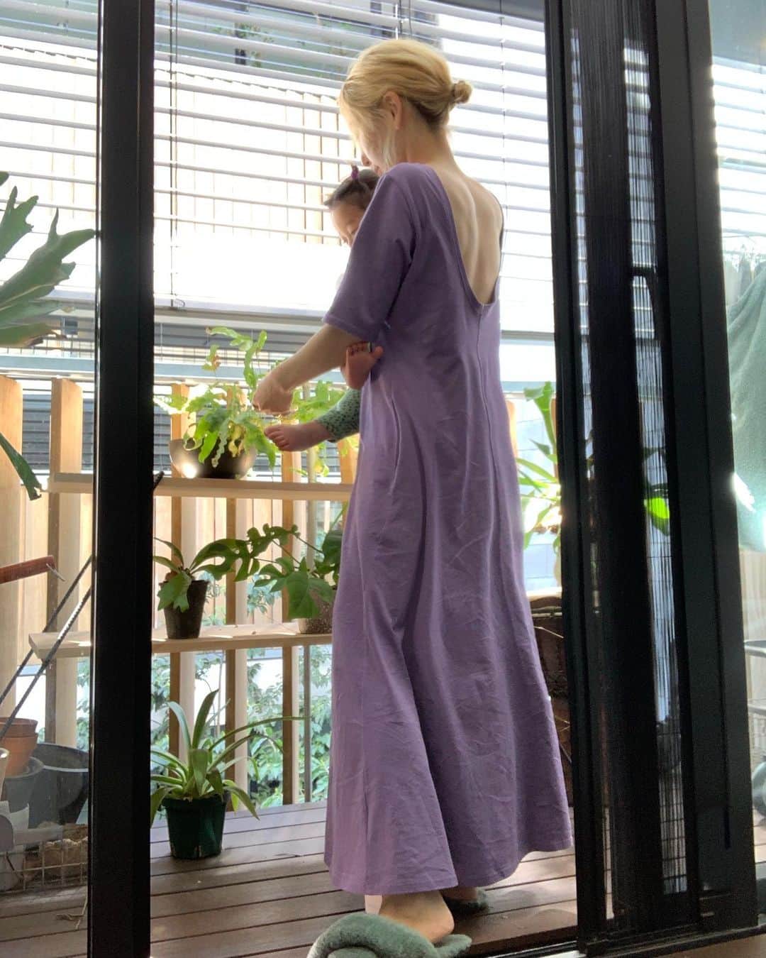 nanako itoのインスタグラム：「今はお家の植物に触れさせることくらいしかできないけど、 落ち着いたら植物にも動物にもたくさん会わせてあげたいな。 . ワンピースは家でも心地よく着れる、この春から夏に活躍してくれそうな子☺️ . @casa_fline #casafline」