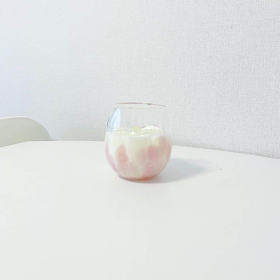 松井りなさんのインスタグラム写真 - (松井りなInstagram)「ただそこにある牛乳の愛おしさに気づけるよステイホーム🥛🐄💜❤️」4月10日 23時23分 - rina_m1116