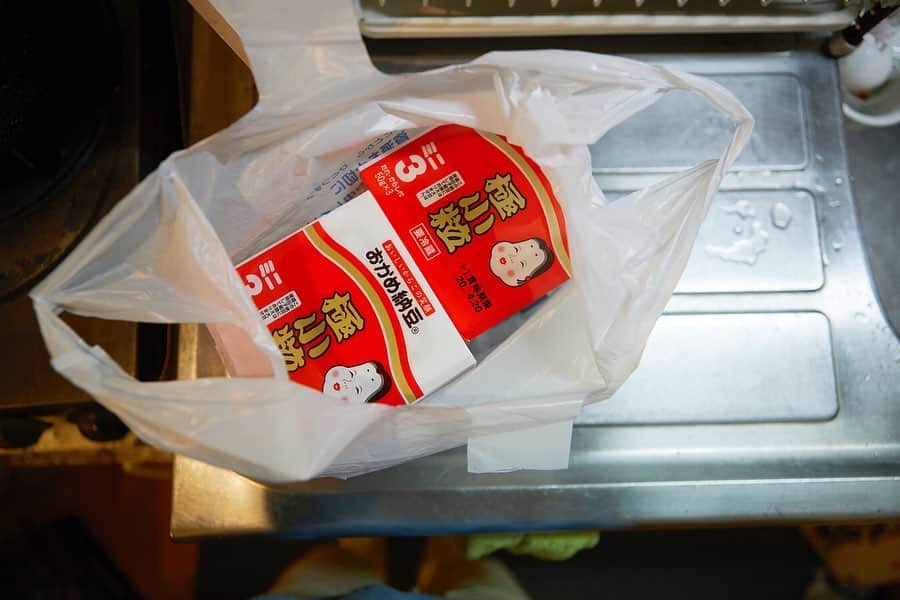 佐野円香さんのインスタグラム写真 - (佐野円香Instagram)「コンビニ行くと言うので『お豆腐買ってきて』と頼んだのだけど、袋に入ってたのは納豆でした。﻿ ﻿ そういえばよく行くパン屋さんに買い出し頼む時、私がお願いしたパン買ってきたこと１度もないもんね！！﻿😇 ﻿ 5枚目は新しく始めたゲームに没頭するじゅんちゃんを見上げるまる。 『ようやるわ』と言っています。﻿ ﻿ ﻿ ゲームは毎日15時間前後やっている…🙄﻿ ﻿ ﻿ #dog﻿ #チワックス﻿ #まる﻿ #犬のいる生活﻿ #デッカイおじさんもいる生活﻿ #家族の定点観測」4月10日 23時36分 - madoka_sa
