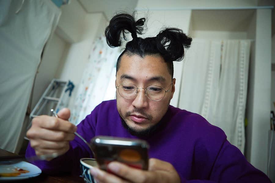 佐野円香さんのインスタグラム写真 - (佐野円香Instagram)「コンビニ行くと言うので『お豆腐買ってきて』と頼んだのだけど、袋に入ってたのは納豆でした。﻿ ﻿ そういえばよく行くパン屋さんに買い出し頼む時、私がお願いしたパン買ってきたこと１度もないもんね！！﻿😇 ﻿ 5枚目は新しく始めたゲームに没頭するじゅんちゃんを見上げるまる。 『ようやるわ』と言っています。﻿ ﻿ ﻿ ゲームは毎日15時間前後やっている…🙄﻿ ﻿ ﻿ #dog﻿ #チワックス﻿ #まる﻿ #犬のいる生活﻿ #デッカイおじさんもいる生活﻿ #家族の定点観測」4月10日 23時36分 - madoka_sa