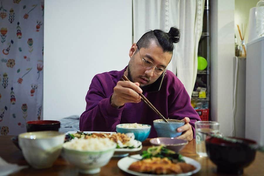 佐野円香さんのインスタグラム写真 - (佐野円香Instagram)「コンビニ行くと言うので『お豆腐買ってきて』と頼んだのだけど、袋に入ってたのは納豆でした。﻿ ﻿ そういえばよく行くパン屋さんに買い出し頼む時、私がお願いしたパン買ってきたこと１度もないもんね！！﻿😇 ﻿ 5枚目は新しく始めたゲームに没頭するじゅんちゃんを見上げるまる。 『ようやるわ』と言っています。﻿ ﻿ ﻿ ゲームは毎日15時間前後やっている…🙄﻿ ﻿ ﻿ #dog﻿ #チワックス﻿ #まる﻿ #犬のいる生活﻿ #デッカイおじさんもいる生活﻿ #家族の定点観測」4月10日 23時36分 - madoka_sa