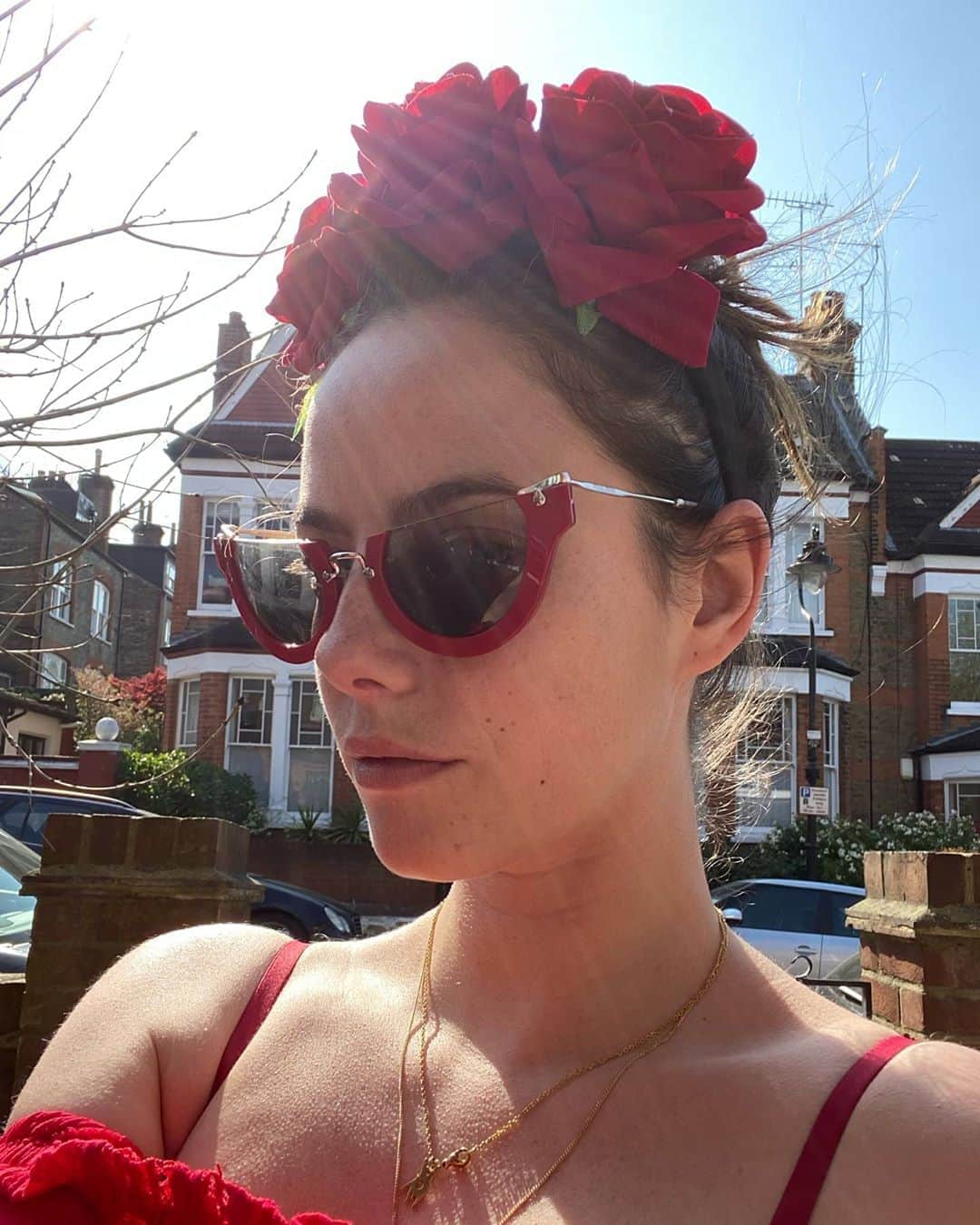 カヤ・スコデラリオのインスタグラム：「New level of boredom achieved. Getting dressed up to sunbath on the front door step. STAY HOME PEOPLE SO THAT ONE DAY THIS WILL BE OVER AND WE CAN GO BACK TO THE PUBS AND PARKS AND AWKWARD FAMILY GATHERINGS ETC.  #thankyouNHS #stayhome」