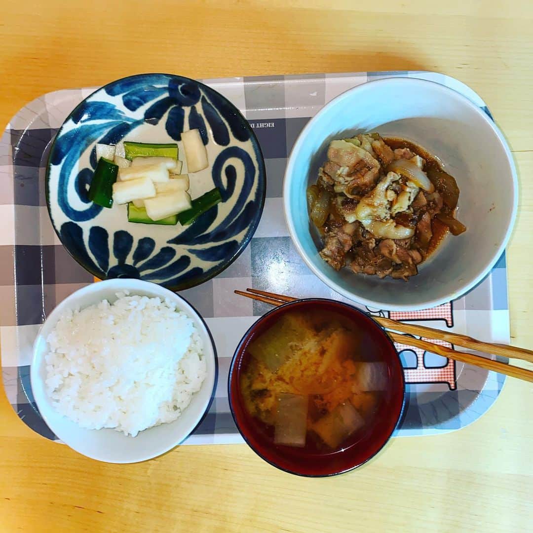 ただすけのインスタグラム：「晩ご飯。 意外に味噌汁デビュー。」