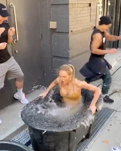 ロミー・ストリドのインスタグラム：「TAG someone who would NEVER do this 🥶 PS. This is an old clip #socialdistancing」