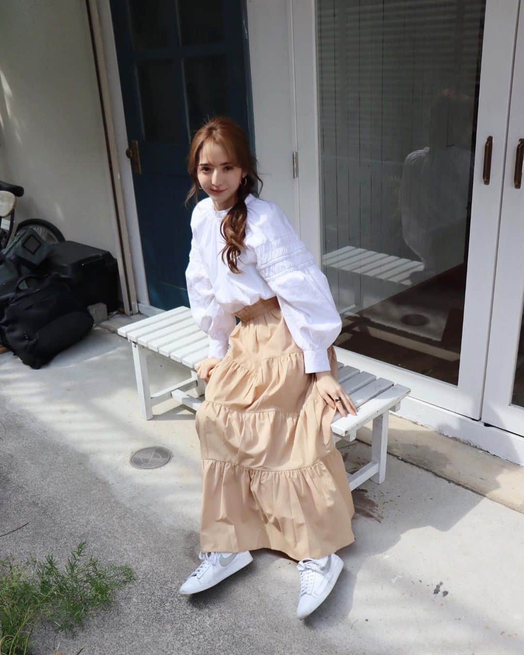 平木愛美のインスタグラム：「🌷 お知らせ。  ストーリーやインスタライブなどでは先にお話していたのですが、、わたしがセレクトしたお洋服。期間限定で発売中です！！！！！🧸💞👑 @mewen_official さんにて第二弾✨✨ urlはハイライトのストーリーからも飛べます。  写真はいつかの、現場で撮影合間に撮ってもらった私服。 ２、３枚目の動画も是非に🧚‍♂️ スカートが今回のアイテムのひとつ、オトナに着られるベージュです🧡  フリルのボリューム感が可愛くて春にも夏にも、もはやオールシーズン着られるようなデザイン。 ピンクとイエローもあります。 ゴムなので履き心地も良く、なにより可愛さがお気に入り。💕 あとはシャツワンピースと、スカートにも合わせられるようなくしゅっとデザイン性のあるトップスの三型です。 ・ティアードスカート ・シャツロングワンピース ・フロントツイストTシャツ  こんな大変な時ですが、そんないまだからこそ、可愛いお洋服やコスメでおうち時間の気分をあげたり、また着ておでかけできるような日を楽しみにしてもらえたらなと、そんな思いです👼💖 #ootd #fashion #私服 #春コーデ #夏コーデ #おうち時間」