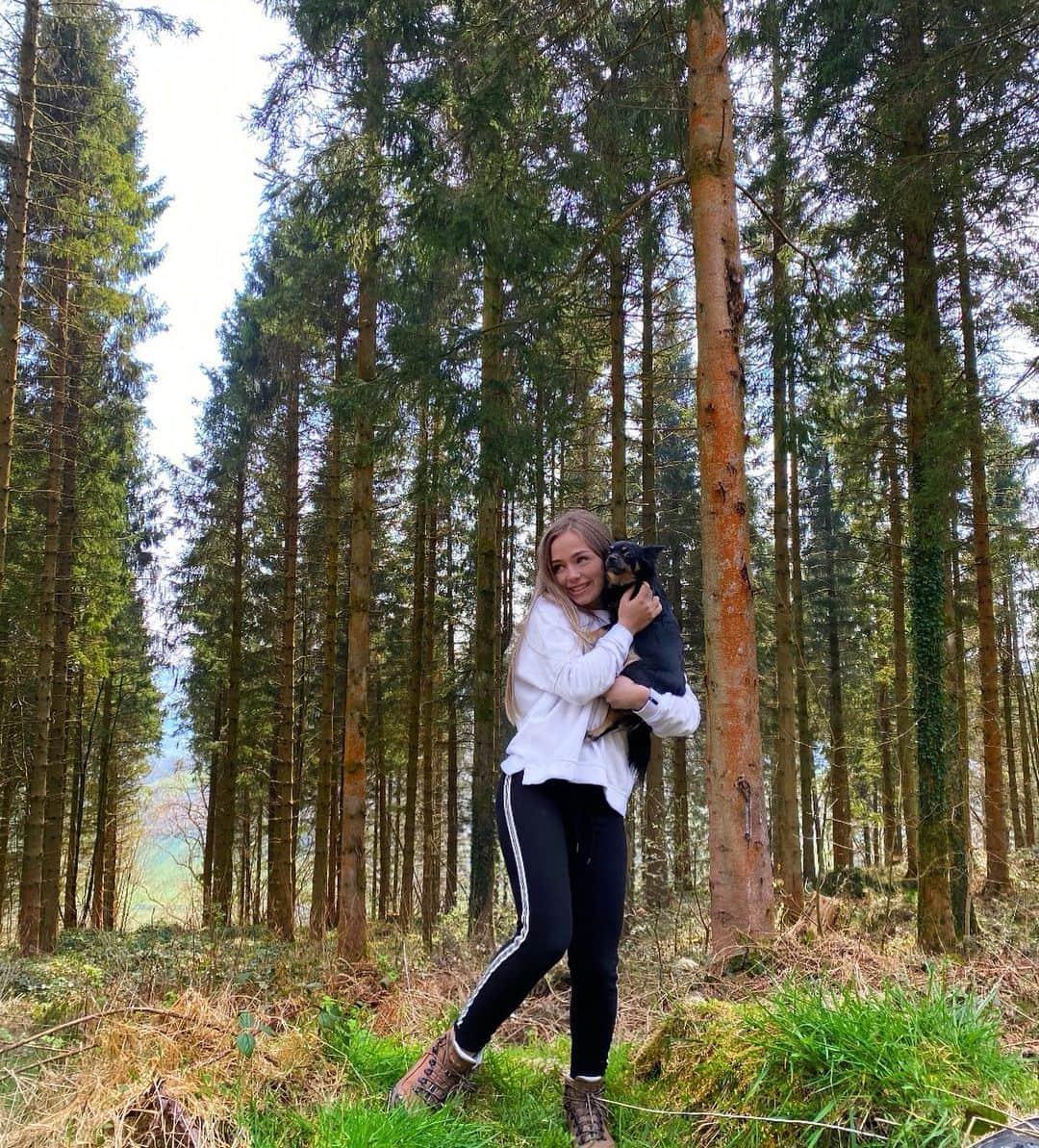 コニー・タルボットのインスタグラム：「Walks🌿」