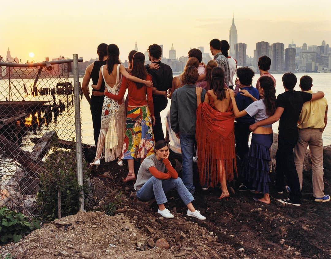 ブルース・ウェーバーさんのインスタグラム写真 - (ブルース・ウェーバーInstagram)「In salute to all the lovers of #NewYorkCity — our hearts and our thoughts are with the everyone in the place we love so dearly ❤️. ————— Brooklyn, NY 2002 for @vogue, styled by a fellow lover of #NYC, #GraceCoddington.」4月11日 0時02分 - bruce_weber