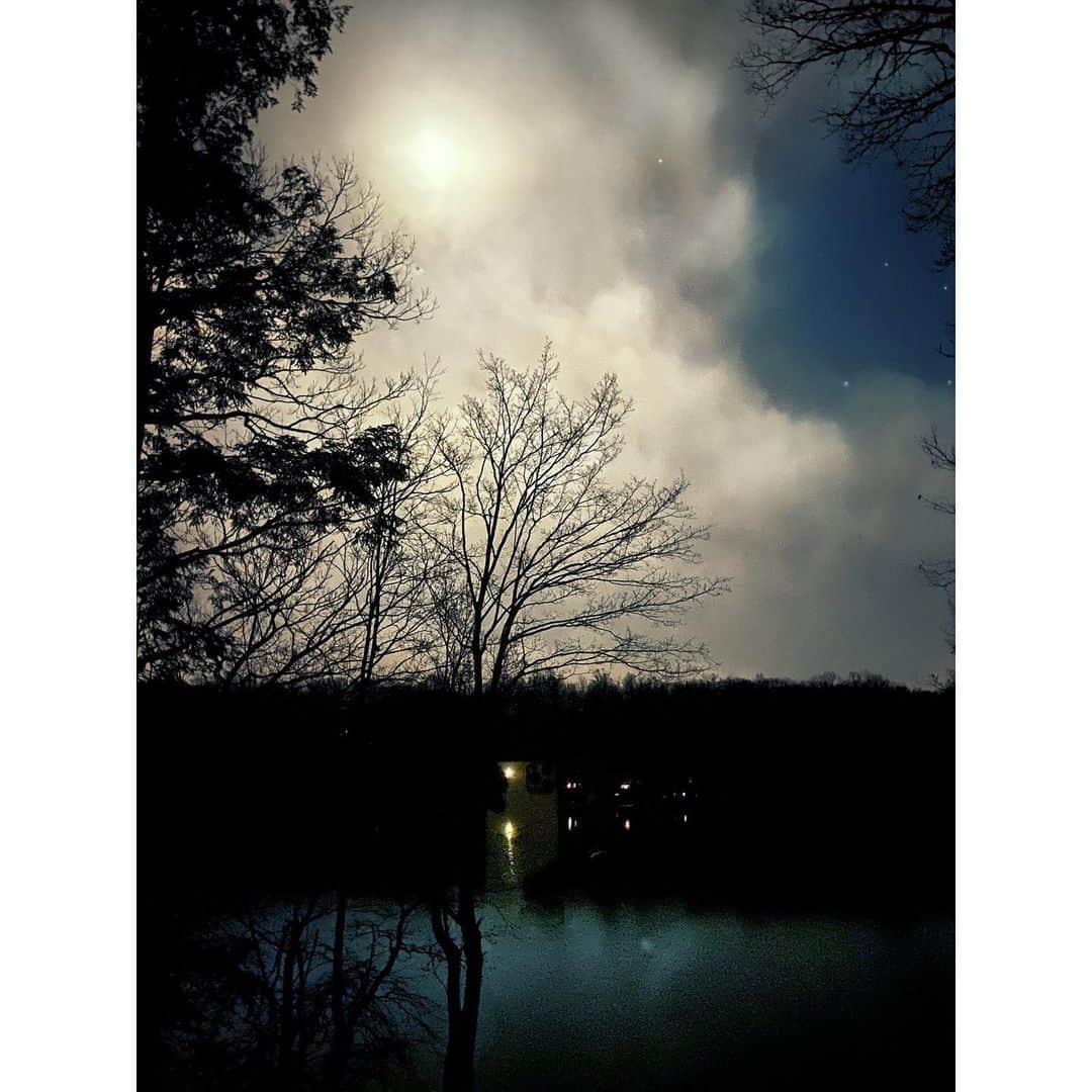リード・モラノのインスタグラム：「1:32am on the lake」