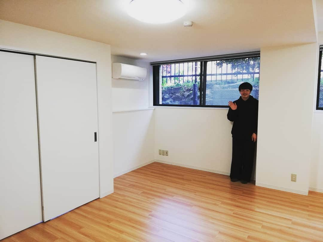 小川祐生のインスタグラム：「良き部屋  フルリノベーションの1LDK。 部屋が引き戸で仕切れると何かと便利！  #良き部屋 #フルリノベーション #1LDK #プライベートゾーンとわけられて便利よ #引越し #新生活 #出世部屋 #楽しい部屋探し #宅地建物取引士 #宅建士芸人 #小川祐生 #耐えようね」