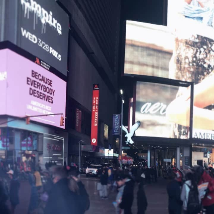 下山裕貴のインスタグラム：「Keep Faith,  #nyc #newyorkcity #manhattan #timessquare #thankyoudoctors #stayhealthy #staysafe #staystrong #keepfaith」