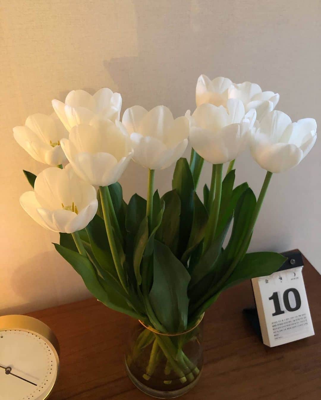 ソン・ジインさんのインスタグラム写真 - (ソン・ジインInstagram)「온라인으로 처음 주문해본 꽃 너무 예쁜 튤립 대만족🌷  집에있는 시간이 늘면서(이걸로 모든 핑계대는중..) 온갖 온라인마켓 구경중🙄」4月11日 0時08分 - wivina_jiin