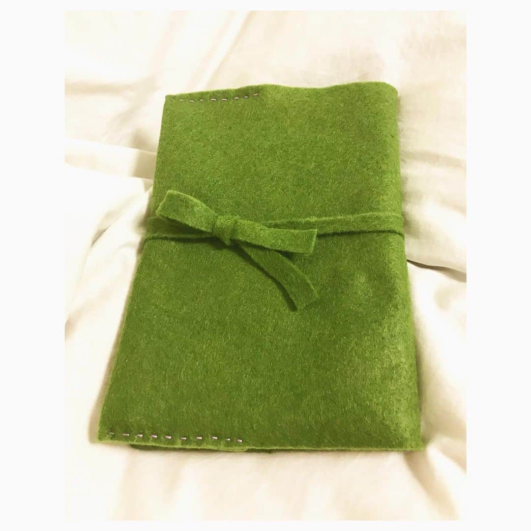 のインスタグラム：「私は、本を読んでる間にすぐボロボロにしちゃうので、フェルト生地でbook cover作ってみた📖✨✨✨﻿ ﻿ 手作り感とっても満載のレベル😂💖﻿ ﻿ これでボロボロにしないで読めるかな？😭😭😭✨﻿ ﻿ #ブックカバー﻿ #手作り﻿ #ハンドメイド ﻿ #bookcover ﻿ #ボロボロの本も好きだけど﻿ #handmade ﻿ #ちっちゃい子が一生懸命作ったレベル😂﻿ #kitakimayu #キタキマユ」