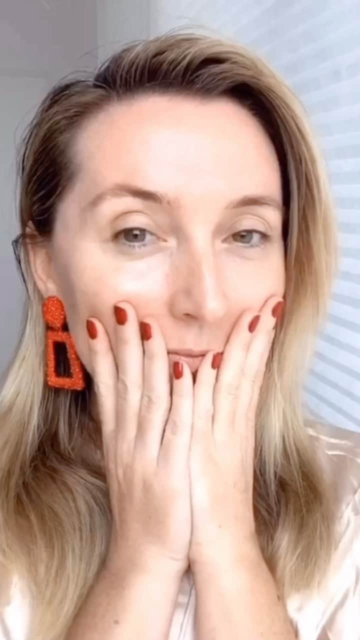 JO BAKERのインスタグラム：「My industry lads @cwoodhair and @chadwoodhair created an #artistchallenge for hair & makeup artists stuck at home asking us to make ourself our own muse for today!! Taking inspiration from one of my fav photographers of all time #helmutnewton I attempt this challenge with utter admiration for the genius and power in which he portrays women in his pictures!! Wish me luck‼️💋 #jobakermakeupartist #helmutnewtontribute」