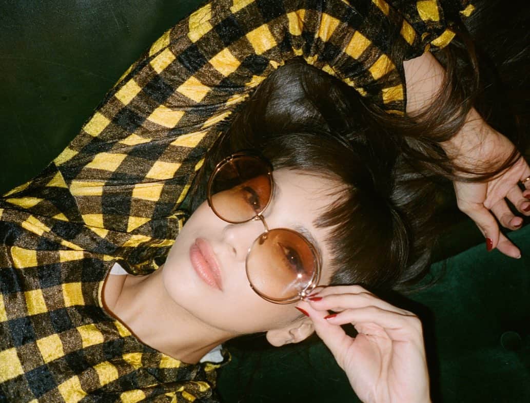 Zara Martinさんのインスタグラム写真 - (Zara MartinInstagram)「Undoubtedly one of the outcomes of this global pandemic will be unemployment. @lindafarrow have teamed up with @smartworkscharity, an organisation which provides coaching & clothing to unemployed women to help regain the confidence needed to succeed at interviews and transform their lives. The collection will be exclusively available through @harrods with 50% of the proceeds benefitting the charity. These photos were shot on film by @lilybw pre-lockdown at @browns_hotel alongside some inspirational ladies 🙏 an honour to be involved ❤️ #WomenInspiringWomen #LindaFarrowXSmartWorks #LindaFarrowWomen」4月11日 0時29分 - zaramartin